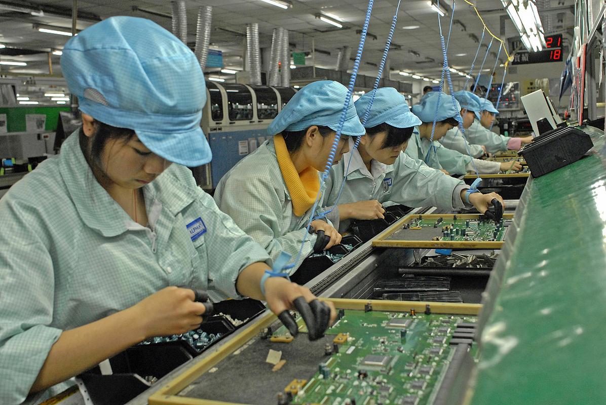 年轻人宁愿送外卖也不进工厂？高薪背后，制造业的困境与突围